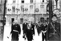 A 074  V Auriol A DIJON AVEC L ABBE KIR 1947